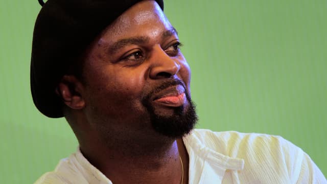 Ben Okri im Profil. Ben Okri im Profil.