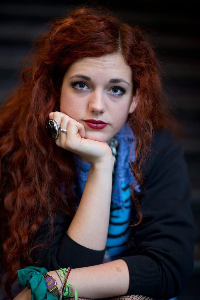 Porträtbild von Katja Brunner. Porträtbild von Katja Brunner.