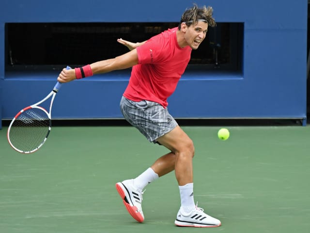 Dominic Thiem spielt eine Rückhand. Dominic Thiem spielt eine Rückhand.