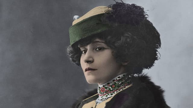 Die echte Autorin Colette. Die echte Autorin Colette.