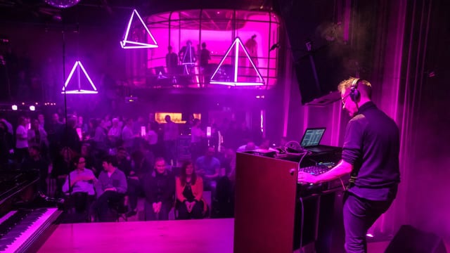 «SRF Purple Nights #03»: DJ Bang Goes sorgt für elektronische Beats (06.04.18, SUD Basel). «SRF Purple Nights #03»: DJ Bang Goes sorgt für elektronische Beats (06.04.18, SUD Basel).