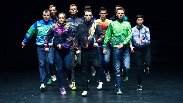 Junge Leute spielen Theater auf der Bühne. Junge Leute spielen Theater auf der Bühne.
