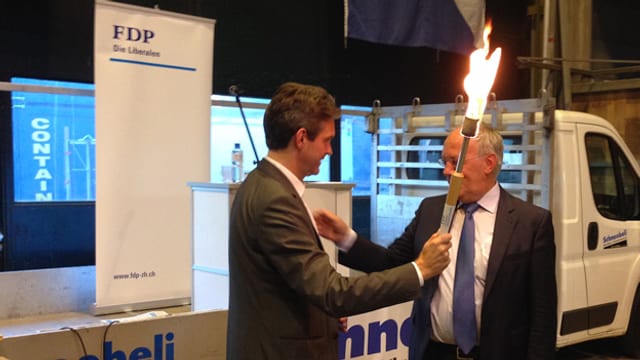 Wahlkampfauftakt der Zürcher FDP mit Fackelübergabe von Bundesrat Schneider-Ammann an Parteipräsident Walti.