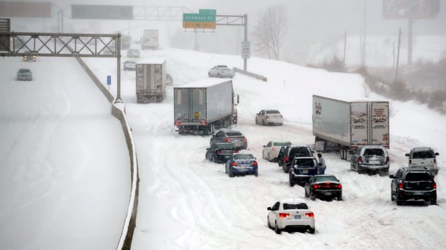 Rutschende Autos auf schneebedeckter Autobahn