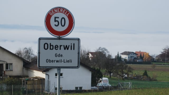 Eine Ortstafel mit der Schrift Oberwil Eine Ortstafel mit der Schrift Oberwil