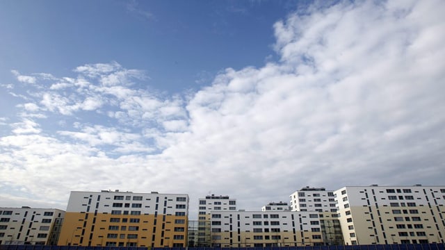 Wohnüberbauung vor Himmel mit Wolken. Wohnüberbauung vor Himmel mit Wolken.