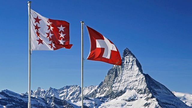 Die Walliser Flagge weht neben der Schweizer Flagge. 200 Jahre schon gehört das Wallis zur Eidgenossenschaft. Die Walliser Flagge weht neben der Schweizer Flagge. 200 Jahre schon gehört das Wallis zur Eidgenossenschaft.