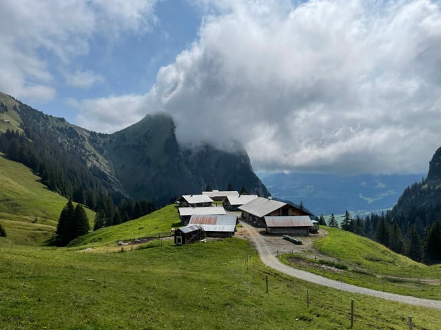Blick aus der Höhe auf die Alp Morgeten.