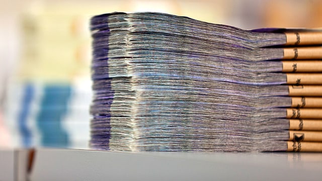 Aufgetürmtes Bündel mit Banknoten. Aufgetürmtes Bündel mit Banknoten.