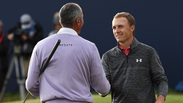 Leader Jordan Spieth schüttelt die Hand mit seinem ärgsten Konkurrenten Matt Kuchar. Leader Jordan Spieth schüttelt die Hand mit seinem ärgsten Konkurrenten Matt Kuchar.