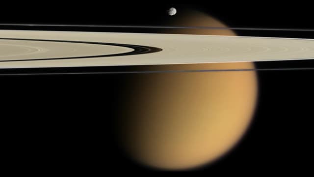 Titan mit Epimetheus und Saturn-Ringen Titan mit Epimetheus und Saturn-Ringen