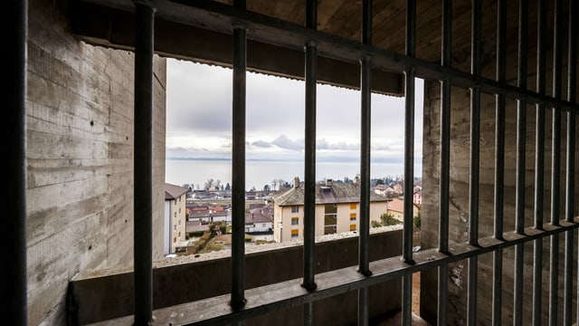 Symbolbild: Blick durch ein vergittertes Fenster eines Gefängnisses. Symbolbild: Blick durch ein vergittertes Fenster eines Gefängnisses.