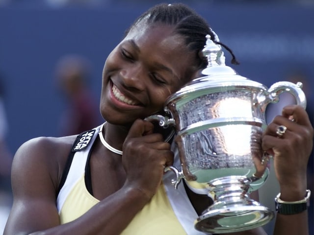 Serena Williams herzt den Pokal nach ihrem allerersten Triumph an einem Grand-Slam-Turnier an den US Open 1999. Serena Williams herzt den Pokal nach ihrem allerersten Triumph an einem Grand-Slam-Turnier an den US Open 1999.