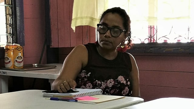 Eine Frau an einem Tisch Eine Frau an einem Tisch