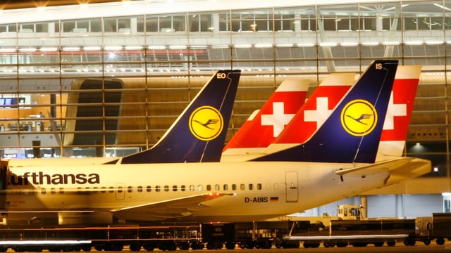 Die Maschinen der Swiss und Lufthansa auf dem Boden. Die Maschinen der Swiss und Lufthansa auf dem Boden.