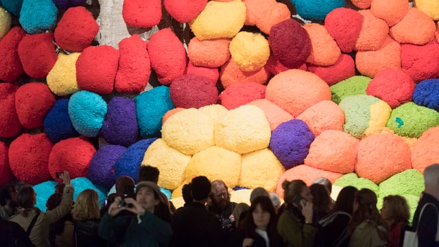 Bunte Wollknäuel an einer Wand. Ein Kunstwerk von Sheila Hicks. Bunte Wollknäuel an einer Wand. Ein Kunstwerk von Sheila Hicks.
