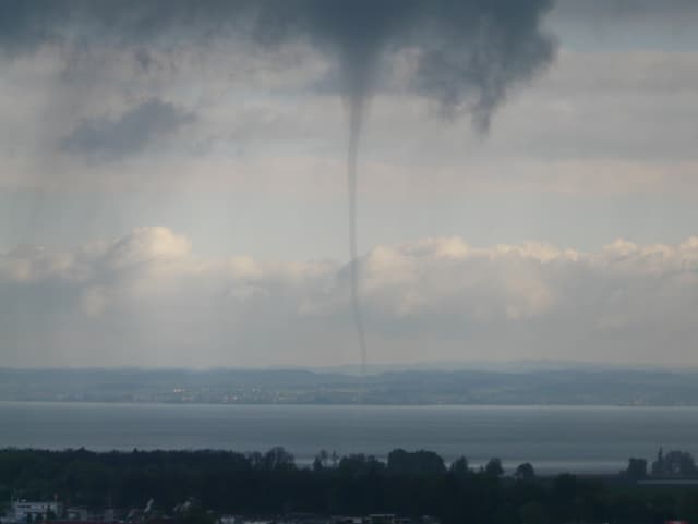 Kurz nach 8 Uhr zog eine Wasserhose über den Bodensee in Richtung Altenrhein. Der Rüssel war schön ausgebildet bis zum Wasser.