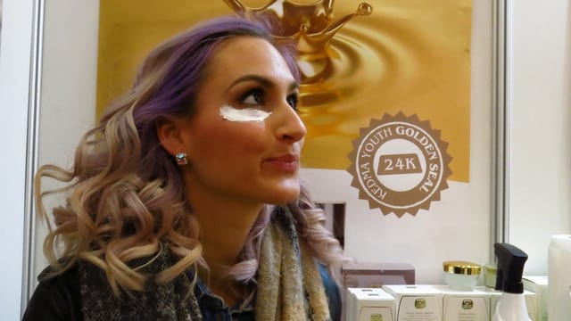 Eine Frau mit Crème unter den Augen. Eine Frau mit Crème unter den Augen.