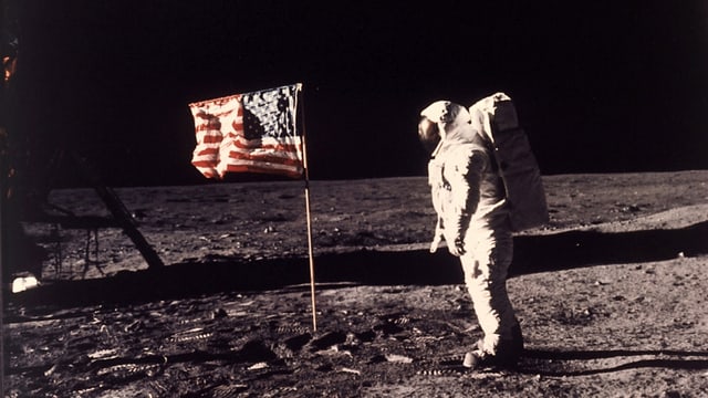Buzz Aldrin, der zweite Mann auf dem Mond, posiert am 21. Juli 1969 neben der USA-Flagge. Buzz Aldrin, der zweite Mann auf dem Mond, posiert am 21. Juli 1969 neben der USA-Flagge.