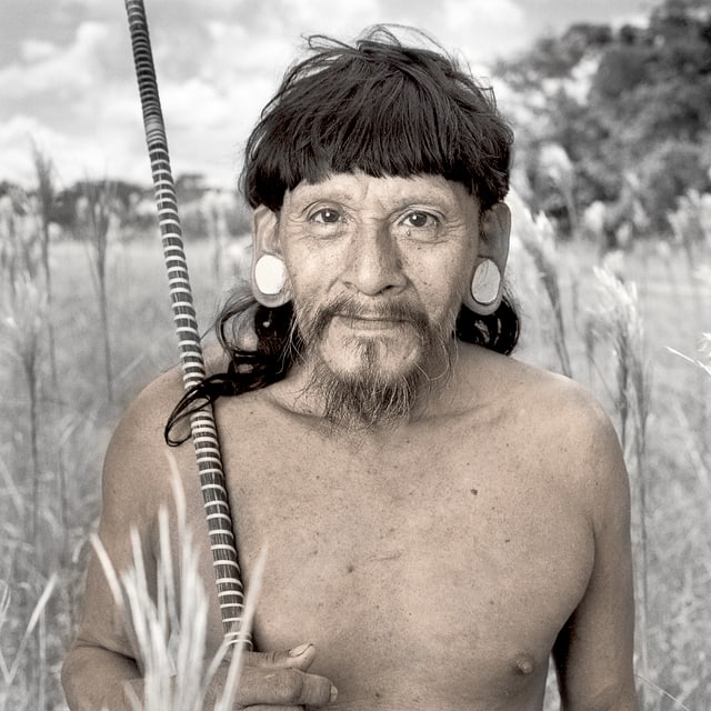 Ein Mann mit nackten Oberkörper und auffälligem Ohrschmuck. Ein Mann mit nackten Oberkörper und auffälligem Ohrschmuck.