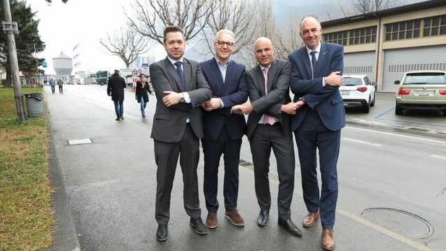 Gaëtan Cherix, Renzo Cicillini, Francois Seppey und Christophe Darbellay geben sich die Hände. Gaëtan Cherix, Renzo Cicillini, Francois Seppey und Christophe Darbellay geben sich die Hände.