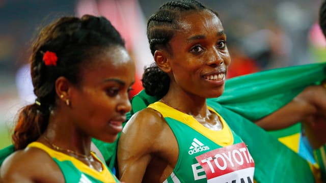 Dibaba steht mit säuerlicher Miene neben Ayana. Dibaba steht mit säuerlicher Miene neben Ayana.