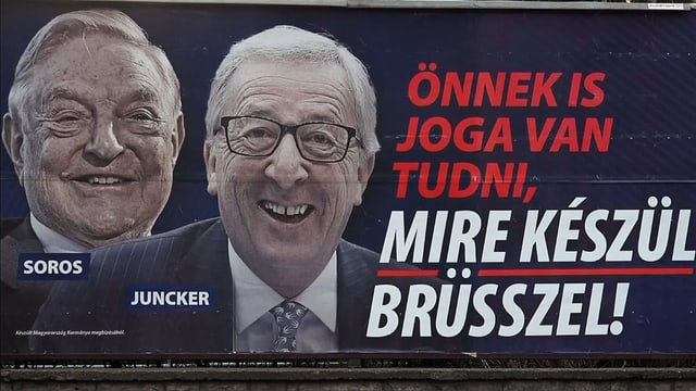 Die Plakate zeigen Investor George Soros als Einflüsterer von Jean-Claude Juncker. Die Plakate zeigen Investor George Soros als Einflüsterer von Jean-Claude Juncker.