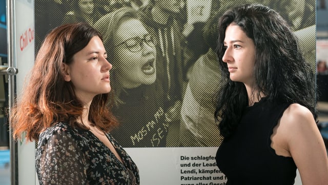 Zwei junge FRauen stehen sich gegenüber und schuaen sich an Zwei junge FRauen stehen sich gegenüber und schuaen sich an