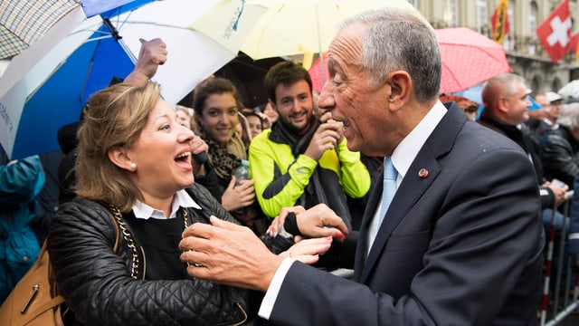 Portugals Präsident spricht auf dem Bundesplatz lachend mit einer Zuschauerin. Portugals Präsident spricht auf dem Bundesplatz lachend mit einer Zuschauerin.