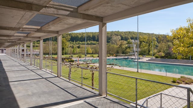 Aussicht von Betonbau auf Bassin. Aussicht von Betonbau auf Bassin.