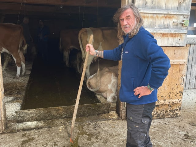 Ab in den Stall: SRF 1-Moderator Ralph Wicki packt mit an, um herauszufinden, wie das Leben auf der Alp wirklich ist.