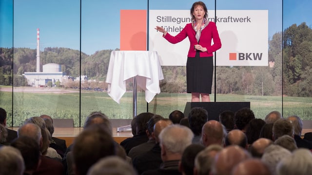BKW-Chefin Suzanne Thoma erläutert den Rückbau des AKW Mühlebergs. BKW-Chefin Suzanne Thoma erläutert den Rückbau des AKW Mühlebergs.