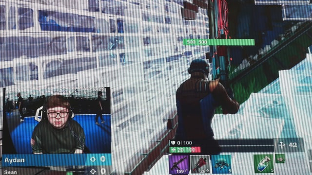 Screenshot einer Fortnite-Szene. Unten links ein Bild-im-Bild eines Spielers. Screenshot einer Fortnite-Szene. Unten links ein Bild-im-Bild eines Spielers.
