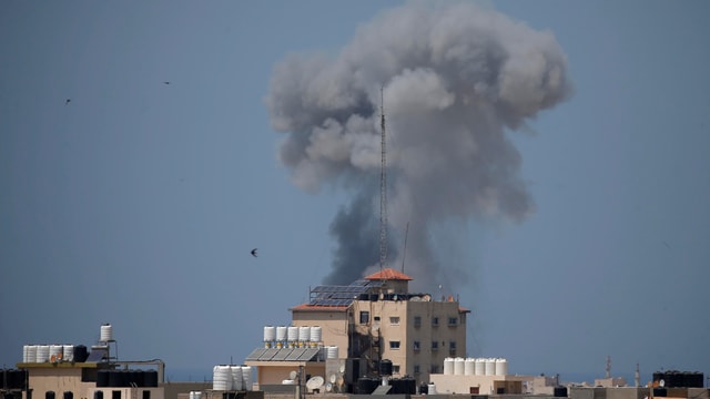 Über Gebäuden im Gazastreifen steigt nach dem Einschlag eines israelischen Geschosses Rauch auf. Über Gebäuden im Gazastreifen steigt nach dem Einschlag eines israelischen Geschosses Rauch auf.