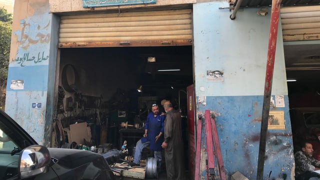 Mechaniker Fouaz vor seiner Werkstatt. Mechaniker Fouaz vor seiner Werkstatt.