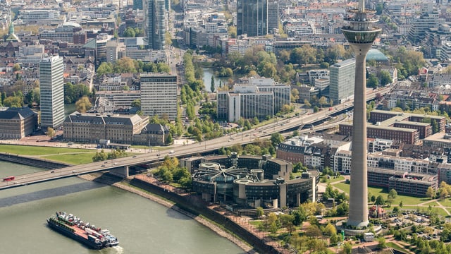 Die Rheinkniebrücke in Düsseldorf Die Rheinkniebrücke in Düsseldorf