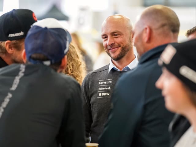 Walter Reusser im Gespräch mit Swiss-Ski-Vertretern. Walter Reusser im Gespräch mit Swiss-Ski-Vertretern.
