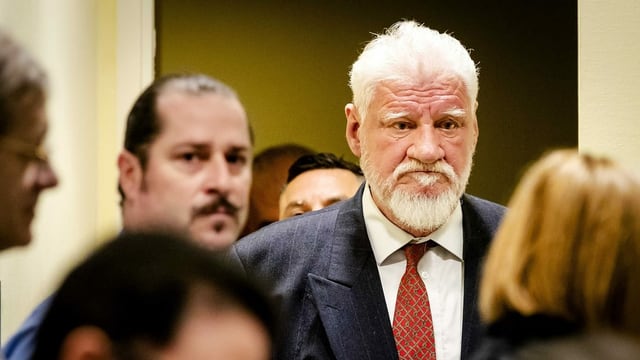 Der kroatische Kriegsverbrecher Slobodan Praljak beging vor laufender Kamera Suizid. Der kroatische Kriegsverbrecher Slobodan Praljak beging vor laufender Kamera Suizid.