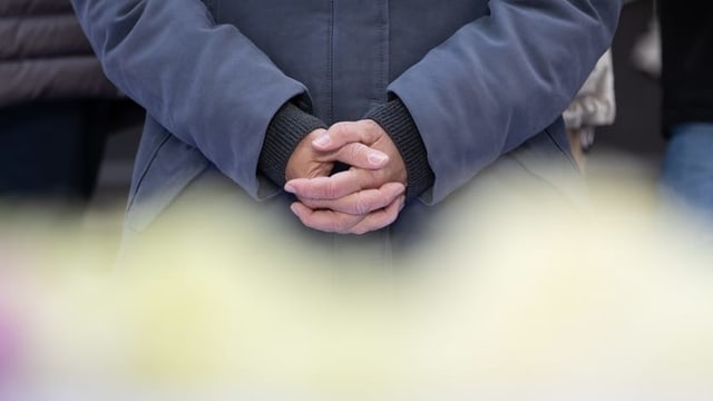 Eine Person im Krichenstreik: Zu sehen sind nur die ineinander gelegten Hände. Eine Person im Krichenstreik: Zu sehen sind nur die ineinander gelegten Hände.