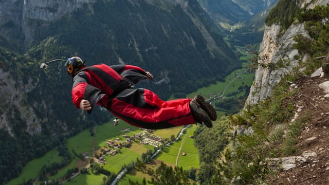Basejumper beim Sprung Basejumper beim Sprung