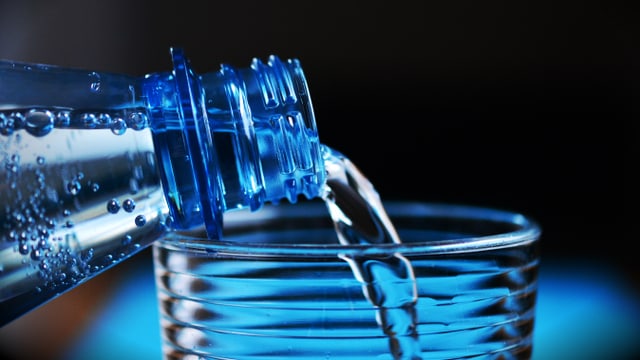 Trinke beim Fliegen genügend Wasser Trinke beim Fliegen genügend Wasser