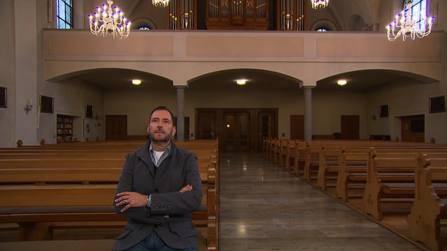 Hans-Peter Portmann, Nationalrat FDP/ZH in einer Kirche auf einer Bank sitzend. Hans-Peter Portmann, Nationalrat FDP/ZH in einer Kirche auf einer Bank sitzend.