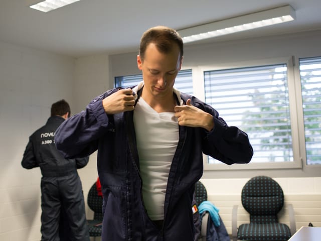 Michael Weinmann zieht eine Unoform an. (srf)