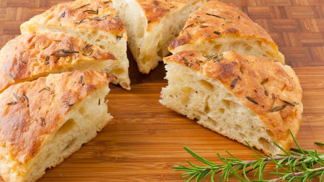 Fladenbrot mit Olivenöl, Salz und Kräutern. Fladenbrot mit Olivenöl, Salz und Kräutern.