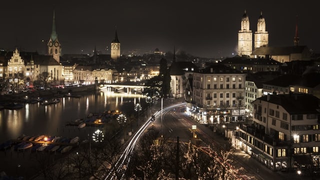 Blick auf die Zürcher Altstadt bei Nacht mit zahlreichen hell erleuchteten Kirchtürmen. Blick auf die Zürcher Altstadt bei Nacht mit zahlreichen hell erleuchteten Kirchtürmen.
