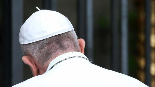 Der Papst in weissem Gewand in einer Ansicht von hinten. 