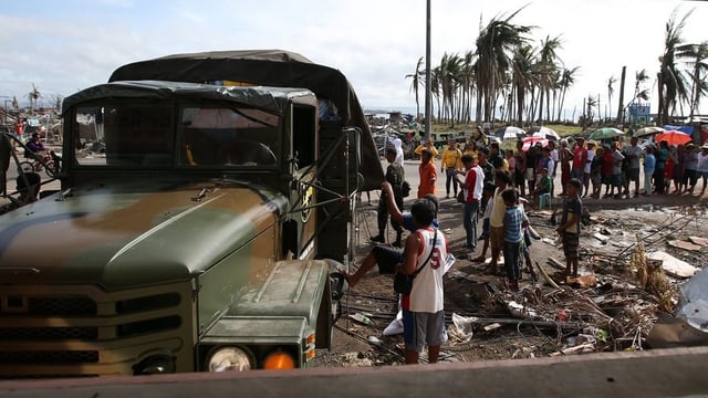 Menschen stehen Schlange hinter der Ladefläche eines Trucks. Menschen stehen Schlange hinter der Ladefläche eines Trucks.