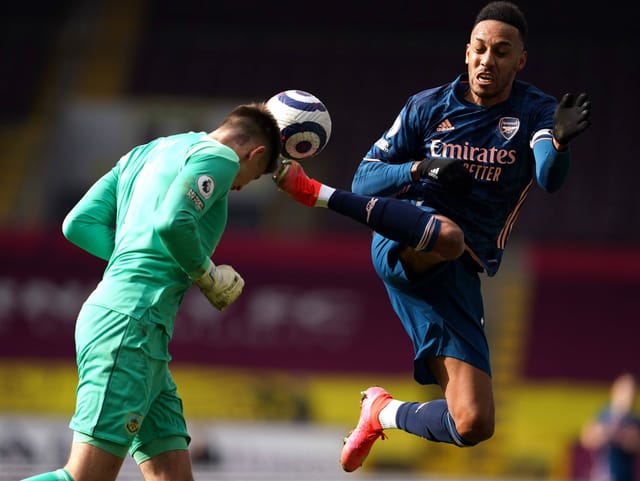 Arsenal-Stürmer Pierre-Emerick Aubameyang kommt mit seinem Fuss dem Kopf von Burnley-Torhüter Nick Pope gefährlich nahe.