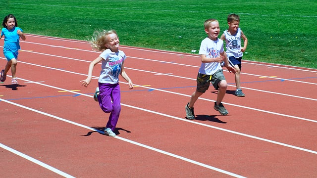Sportunterricht leistet bei Kindern einen wichtigen Beitrag zur Fitness. Sportunterricht leistet bei Kindern einen wichtigen Beitrag zur Fitness.