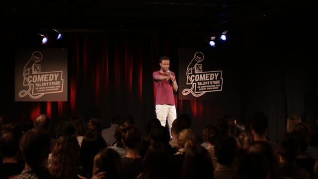 Dunkelhäutiger Mann auf Bühne
